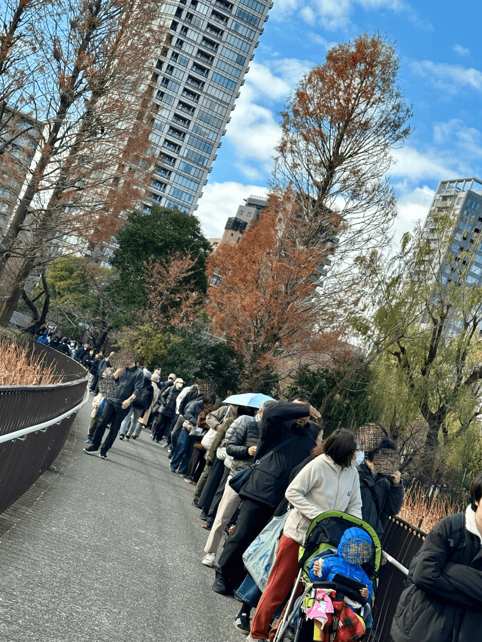 兩隻大熊貓下月返回中國，引來大批「粉絲」湧動物園道別。X@MutsukiWatson