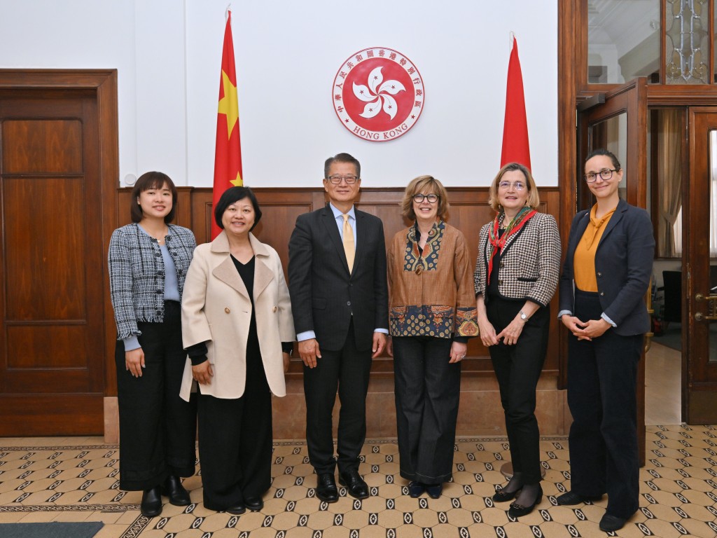陳茂波在比利時布魯塞爾會晤歐洲金融中介機構Euroclear的行政總裁Valérie Urbain(右三)。香港駐歐洲聯盟特派代表翁佩雯(左二)一同參與會面。 陳茂波在比利時布魯塞爾會晤歐洲金融中介機構Euroclear的行政總裁Valérie Urbain(右三)。香港駐歐洲聯盟特派代表翁佩雯(左二)一同參與會面。