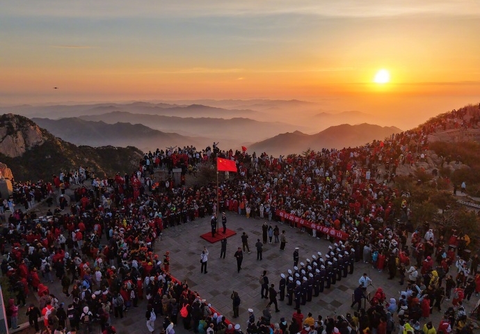 泰山日出遇上升旗礼，逾两万人见证“五一”限定震撼画面。 泰山日报