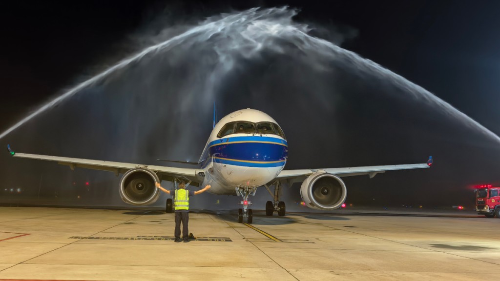 C919飛機昨晚首次正式亮相國內支線機場。央視截圖