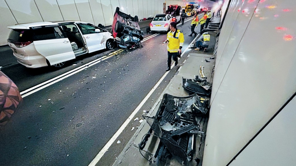 私家車懷疑在城門隧道內越線,結果釀成3車相撞、4人受傷的意外。