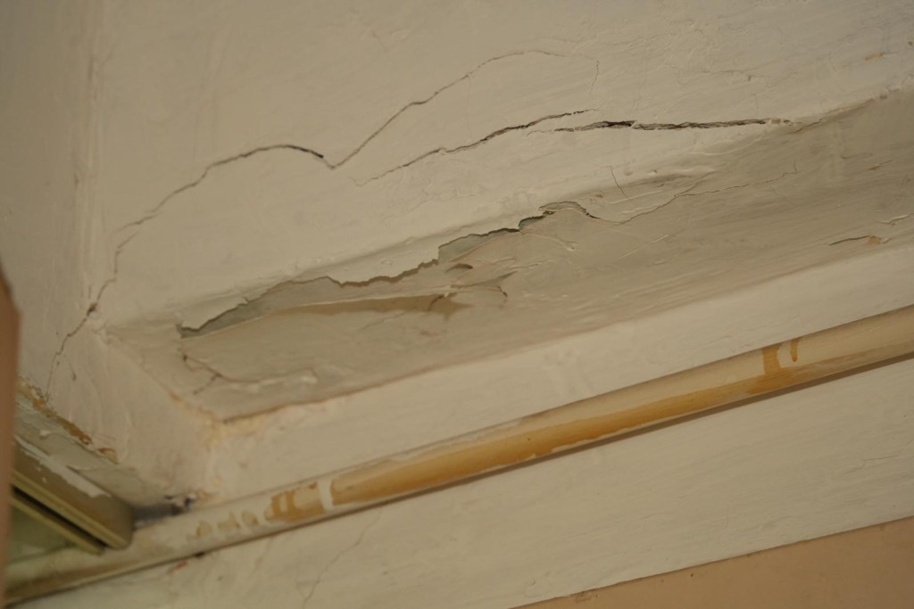 有關住戶的劏房單位天花板及牆身持續「甩灰」。資料圖片