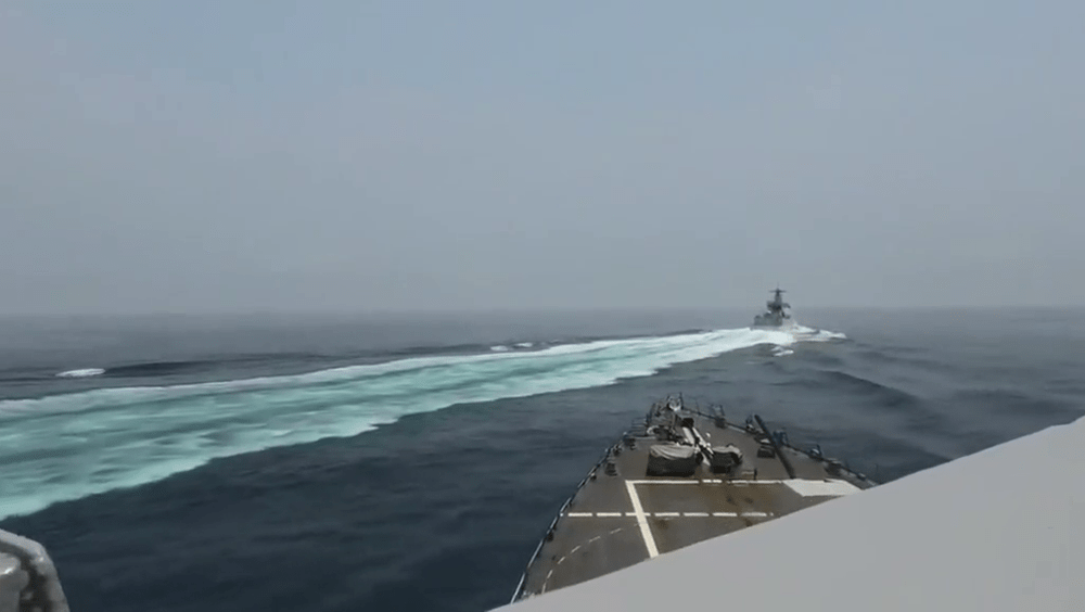 美國海軍4日深夜公布解放軍艦3日橫切美軍驅逐艦「鍾雲號」船頭前方的30秒影片。AP