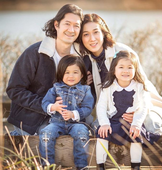 Linda回港拍劇時,交由老公Jeremy照顧仔女。