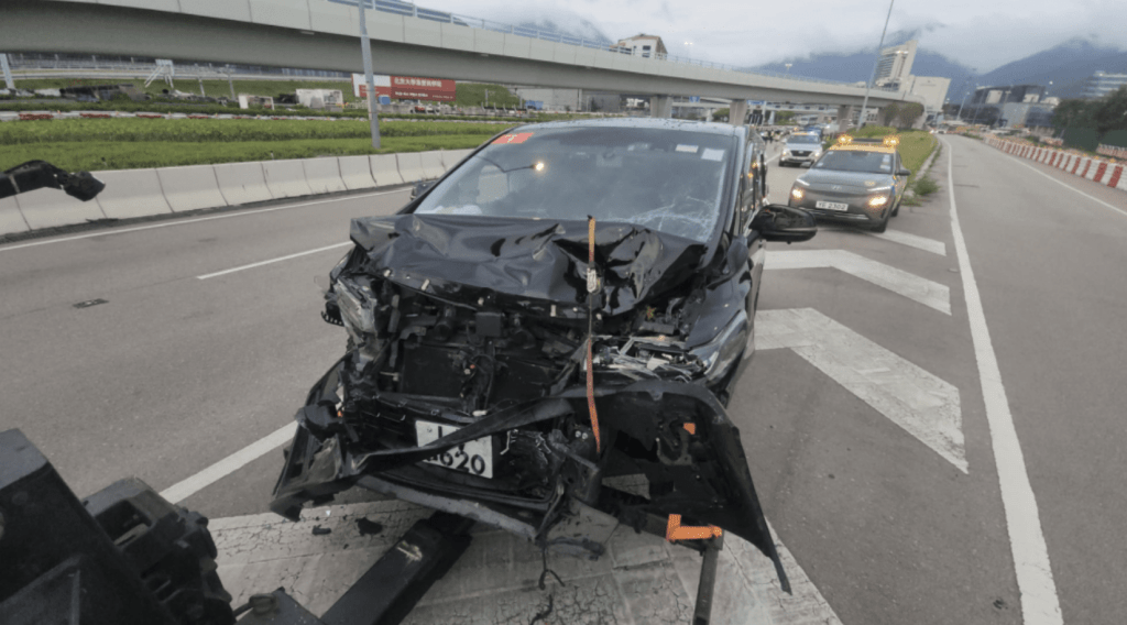 私家車亦車頭嚴重損毀，泵把脫落，車頭蓋彎曲。黎志偉攝  