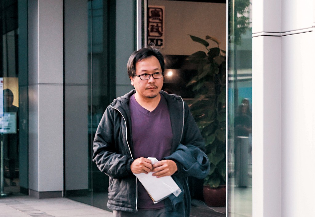 被捕的宏福苑业主立案法团主席徐满柑于去年9月上任，被居民认为其作风矛盾。