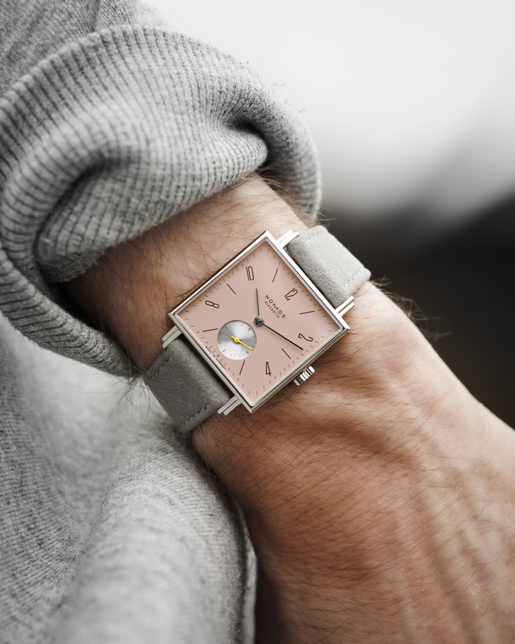 配上色彩对比强烈的小时刻度或小秒针盘,设计带点文青风。 配上色彩对比强烈的小时刻度或小秒针盘,设计带点文青风。