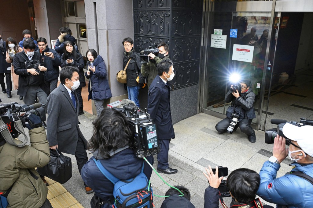 東京特搜部人員前往自民黨安倍派與二階派的辦公室搜查。路透社