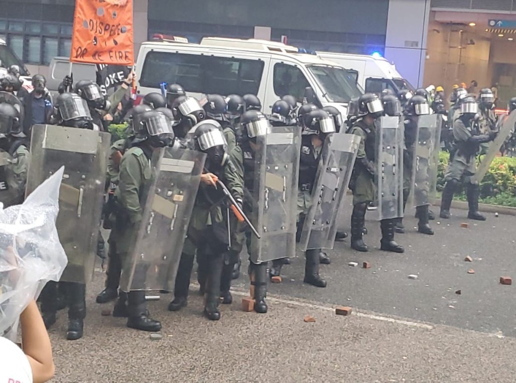 警方舉橙旗。
