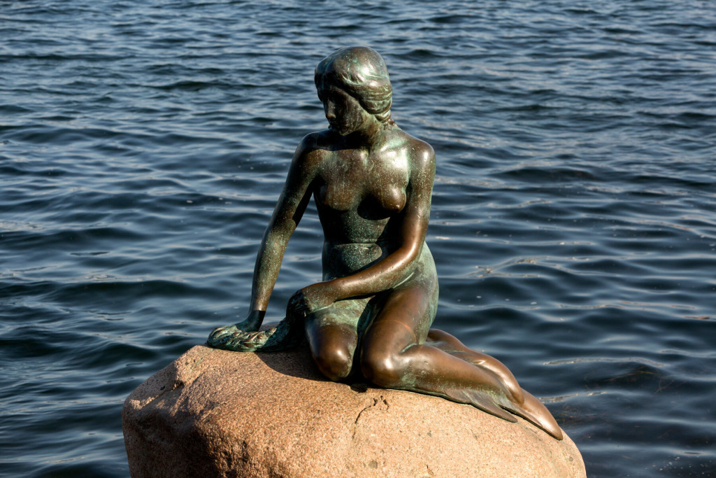 西方國家最廣為人知的人魚雕像，要數丹麥哥本哈根的美人魚雕像。