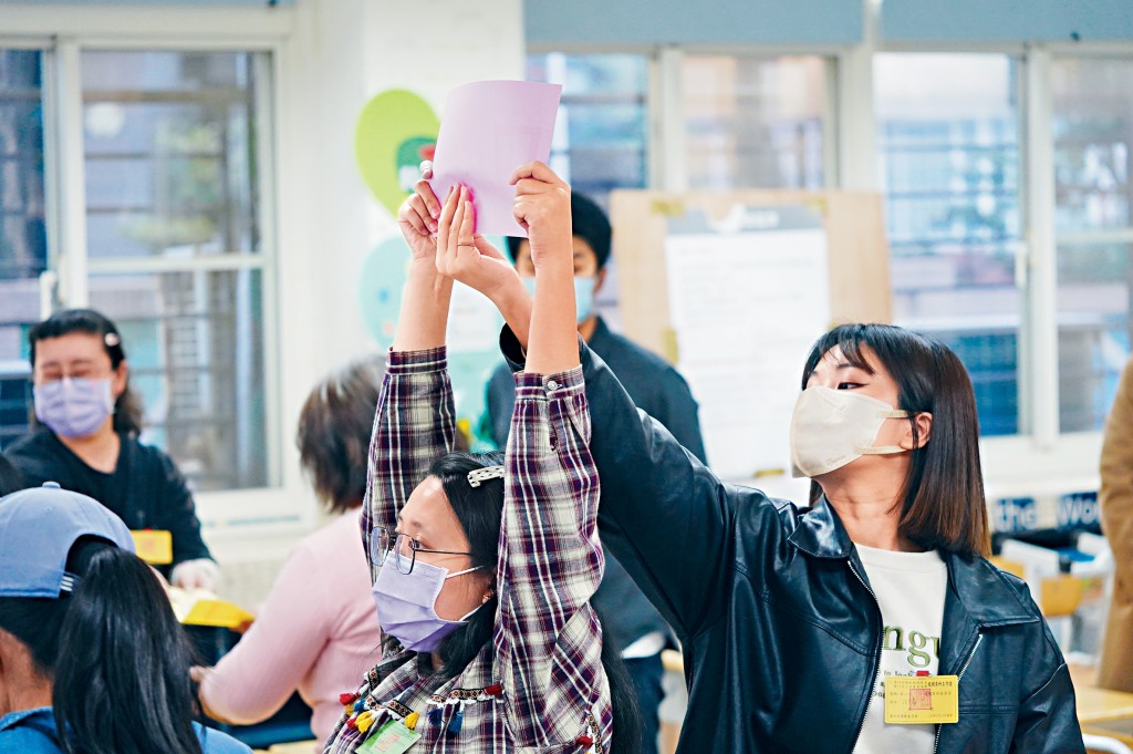 台灣大選昨午4時截止投票後，投開票所的選務人員進行開票唱票作業。