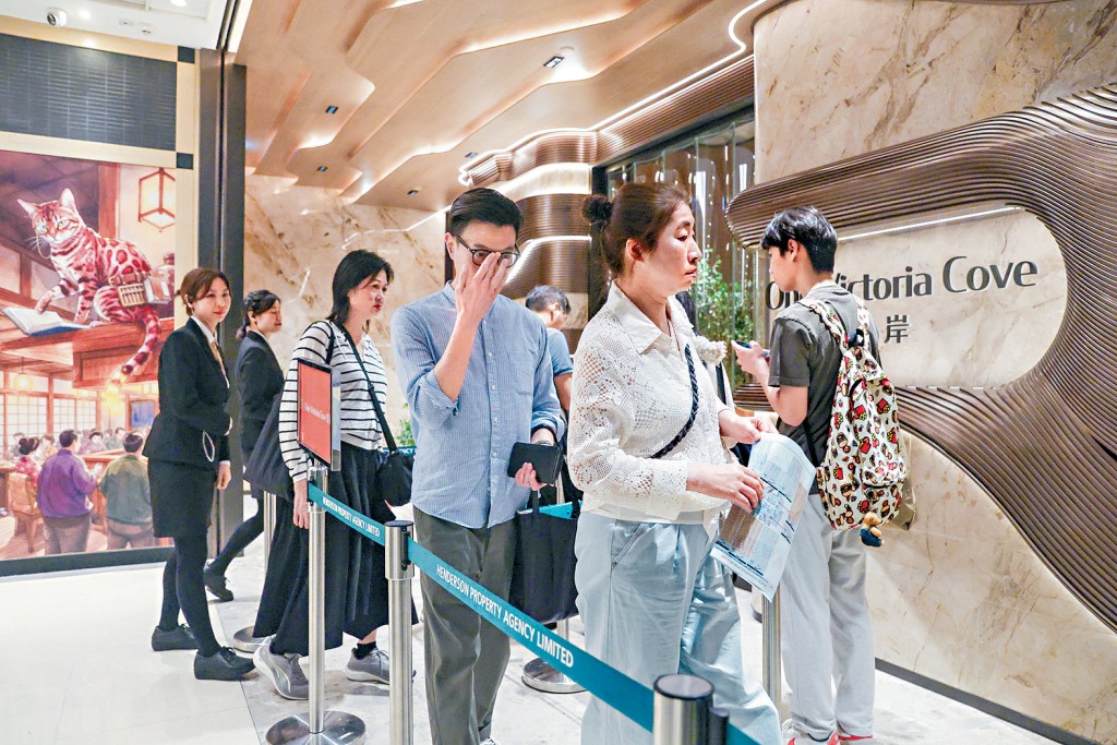 首岸昨天為最後一日進行登記，展銷廳仍陸續有睇樓客到場，情況不俗。