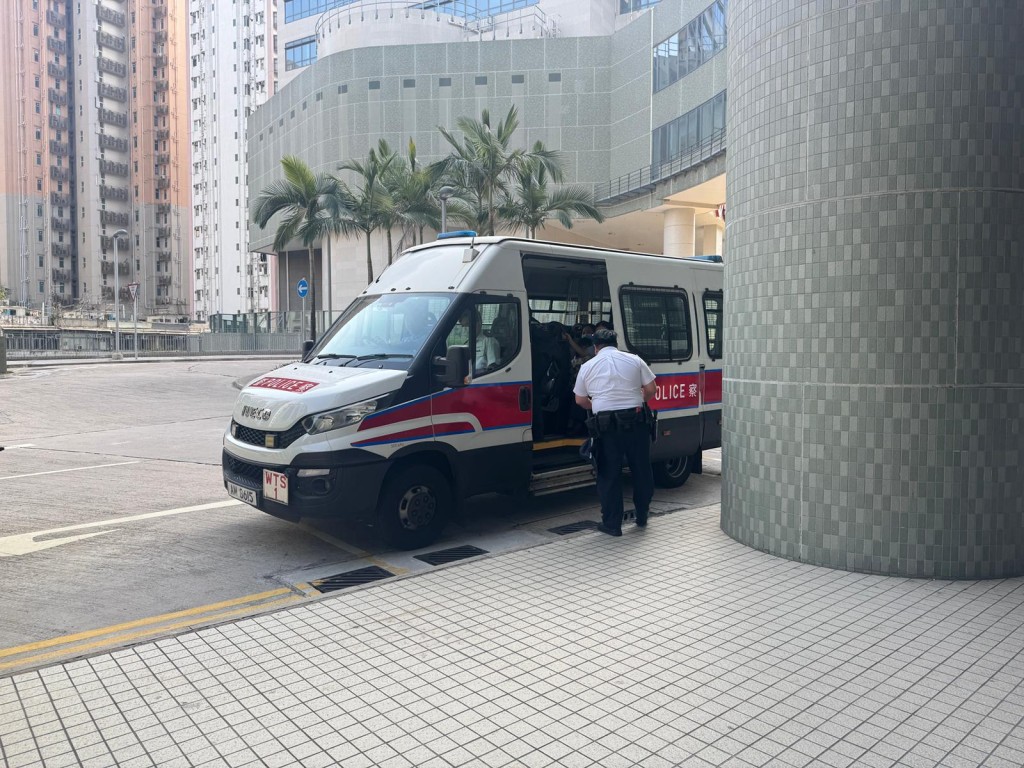 警员到医院了解事件。曾志恒摄