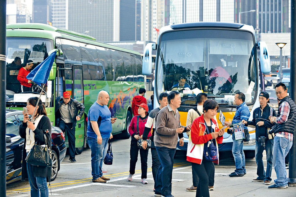 灣仔繞道通車後，不少旅巴由博覽道出口往金紫荊廣場，增加區內交通負荷。