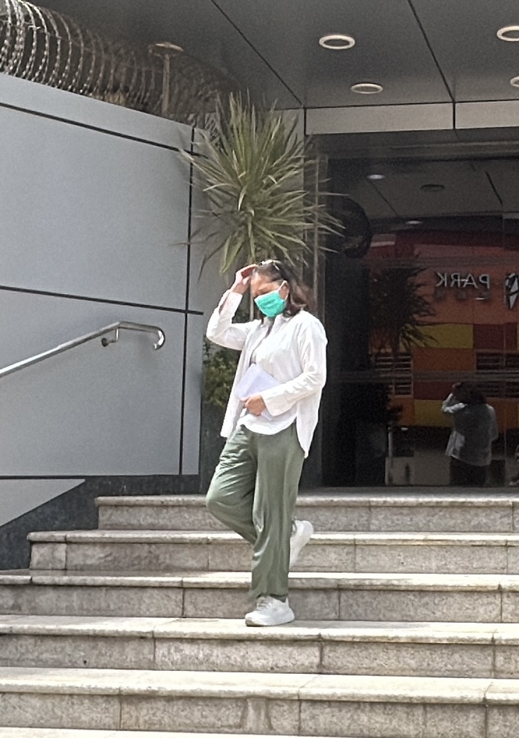 侯中宇母親協查後步出警署。