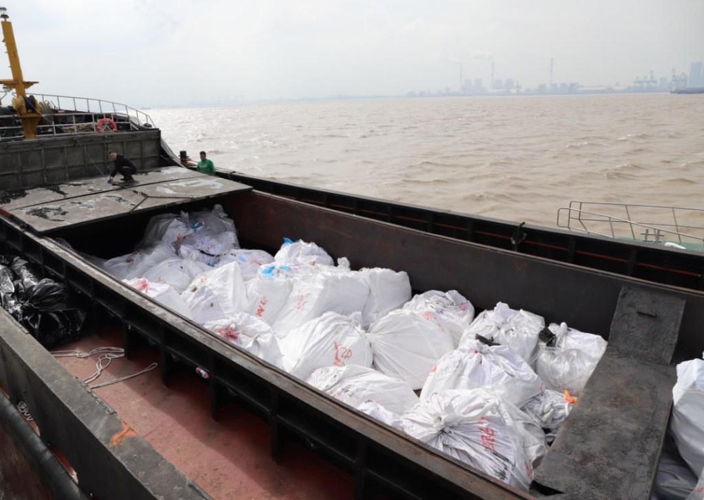 上海海警查獲涉嫌走私凍品兩百餘噸，拘捕7名疑犯。