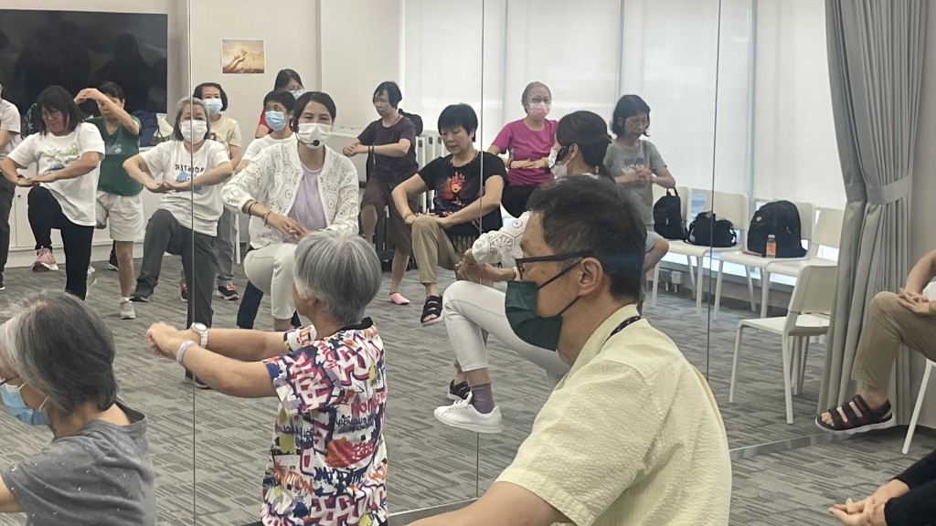 長者防跌舞揉合舞蹈和舞蹈治療,有肌肉和舞蹈訓練,亦有身心訓練元素融入 一首歌,達到防跌效果。 長者防跌舞揉合舞蹈和舞蹈治療,有肌肉和舞蹈訓練,亦有身心訓練元素融入 一首歌,達到防跌效果。