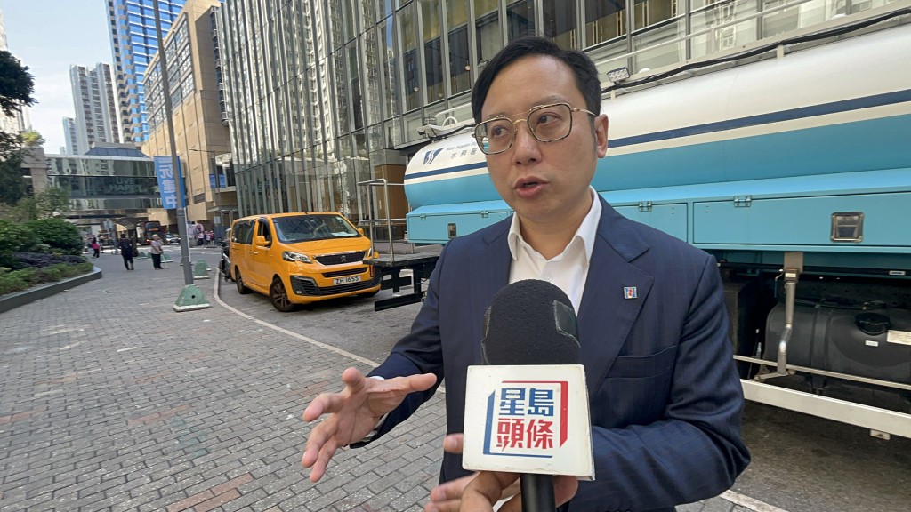 區議員郭浩景表示食水黑點可能與水務署水管維修工程有關。楊偉亨攝 區議員郭浩景表示食水黑點可能與水務署水管維修工程有關。楊偉亨攝