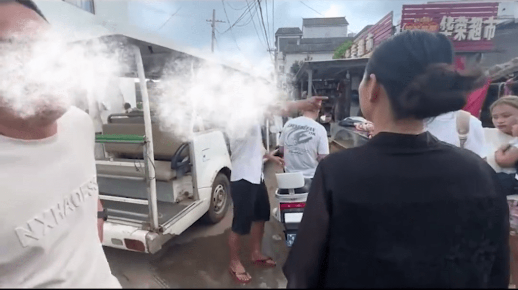 廣西觀光車司機與遊客發生爭執,出言恐嚇。 廣西觀光車司機與遊客發生爭執,出言恐嚇。