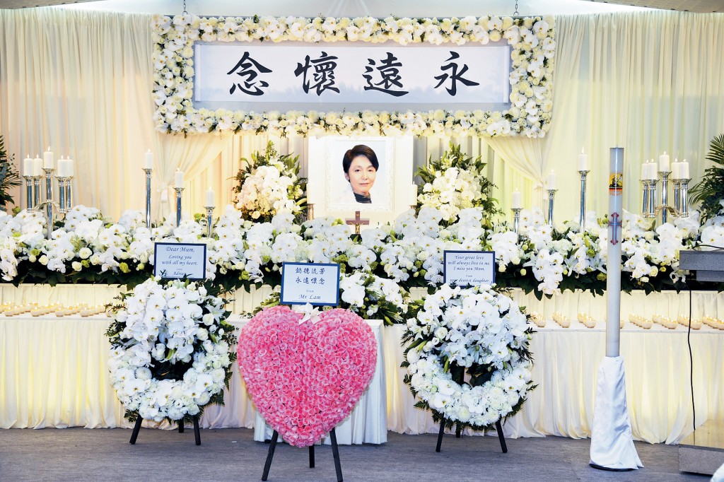 谷薇麗昨日設靈，靈堂以白色布置為主。