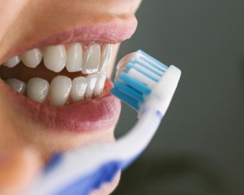 在刷頭擠上牙膏後，直接放到嘴裡刷，其實無法做到整體口腔清潔。網圖