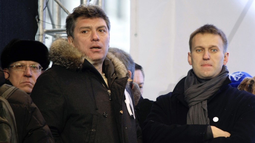 2011年，涅姆佐夫（中）和納瓦爾尼（右）在莫斯科舉行集會抗議選舉舞弊。 美聯社資料圖