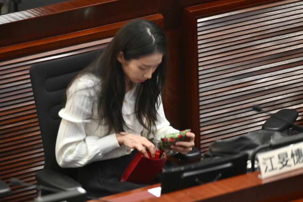 江旻憓在會議期間亦不忘整理利是。 江旻憓在會議期間亦不忘整理利是。