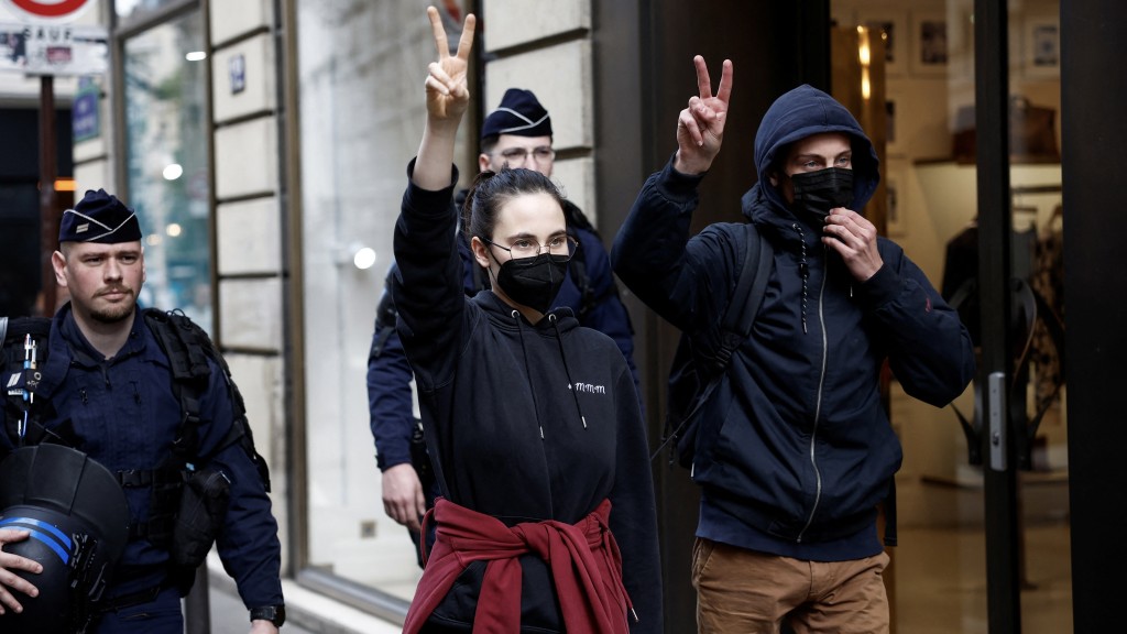 警员押解巴黎政治学院的示威者离场。 路透社