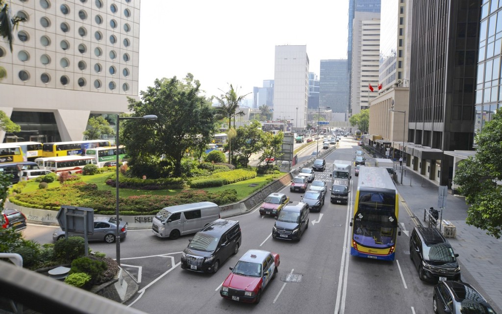 港島區上下班時間交通情況較10年前改善。資料圖片