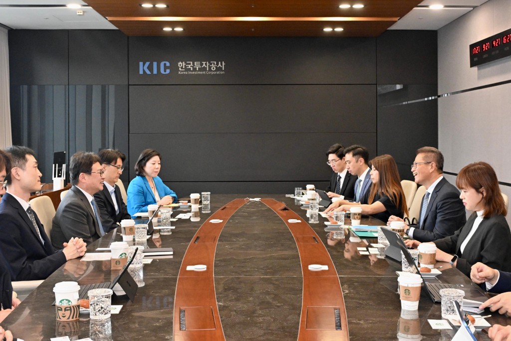 陳茂波(右二)與韓國投資公社社長兼首席執行長朴日英(左二)會面。政府新聞處 陳茂波(右二)與韓國投資公社社長兼首席執行長朴日英(左二)會面。政府新聞處