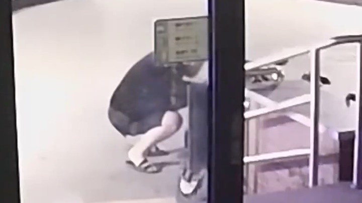 北京一男子用口吸油並偷走,事後被警方拘捕。網上圖片