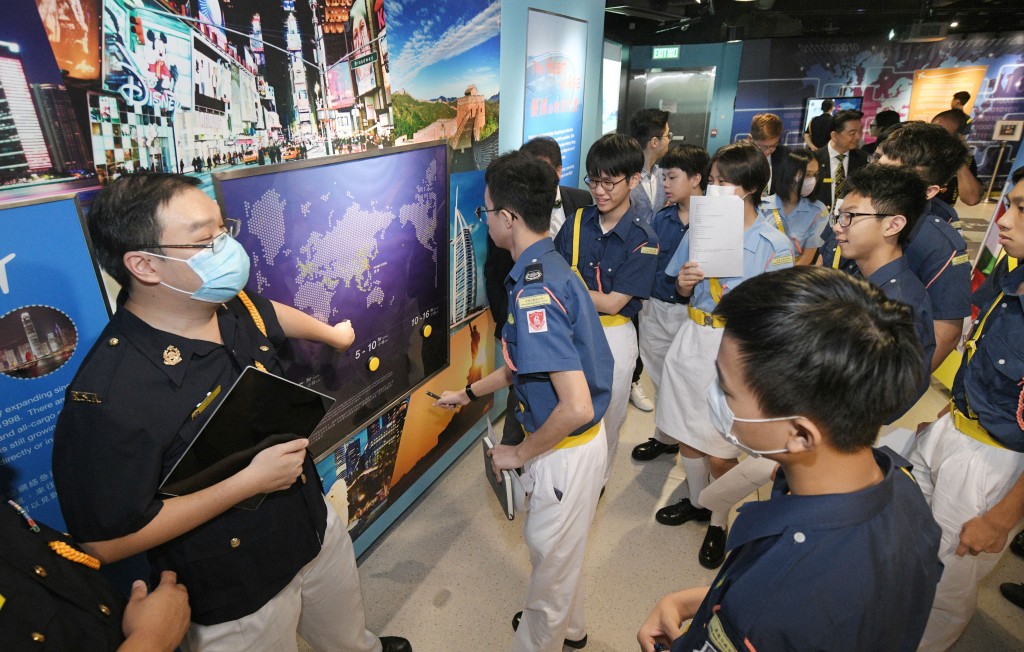 民航处与香港交通安全队合办「青年起航」。