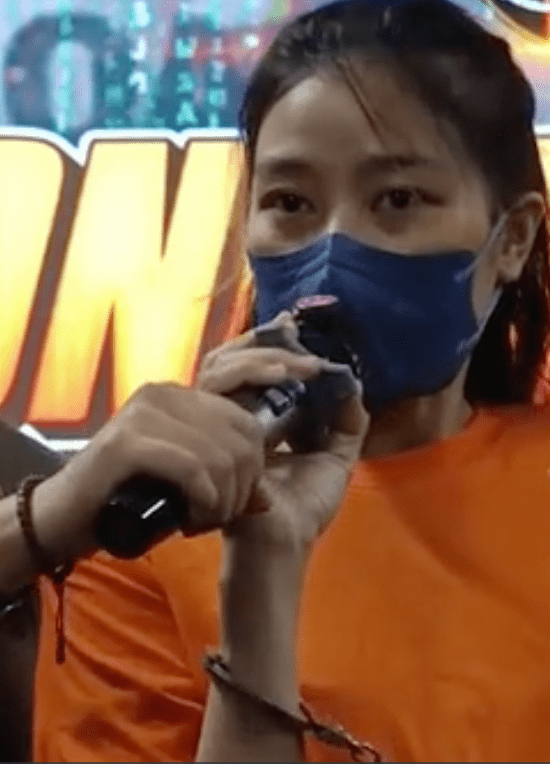 女疑犯在警方記者會上交代案情。Viral Press影片截圖 女疑犯在警方記者會上交代案情。Viral Press影片截圖