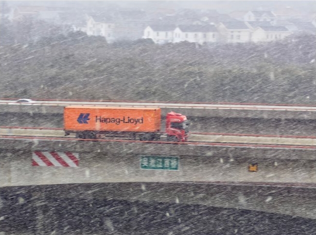 上海下雪。  微博@張抗抗KK