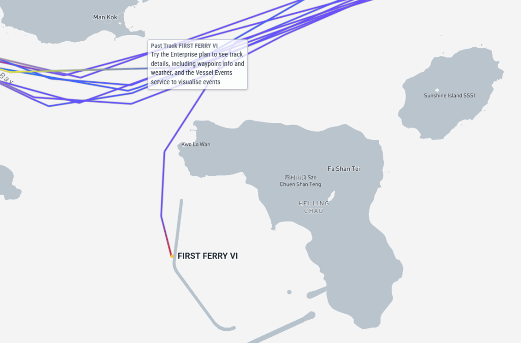根據網上軌跡紀錄，涉事船隻擱淺前偏離正常航道。marinetraffic圖片
