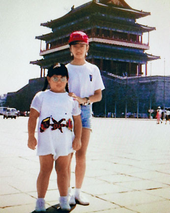 ■欣宜貼上與謝婷婷（右）的童年照，以祝賀婷婷生日。