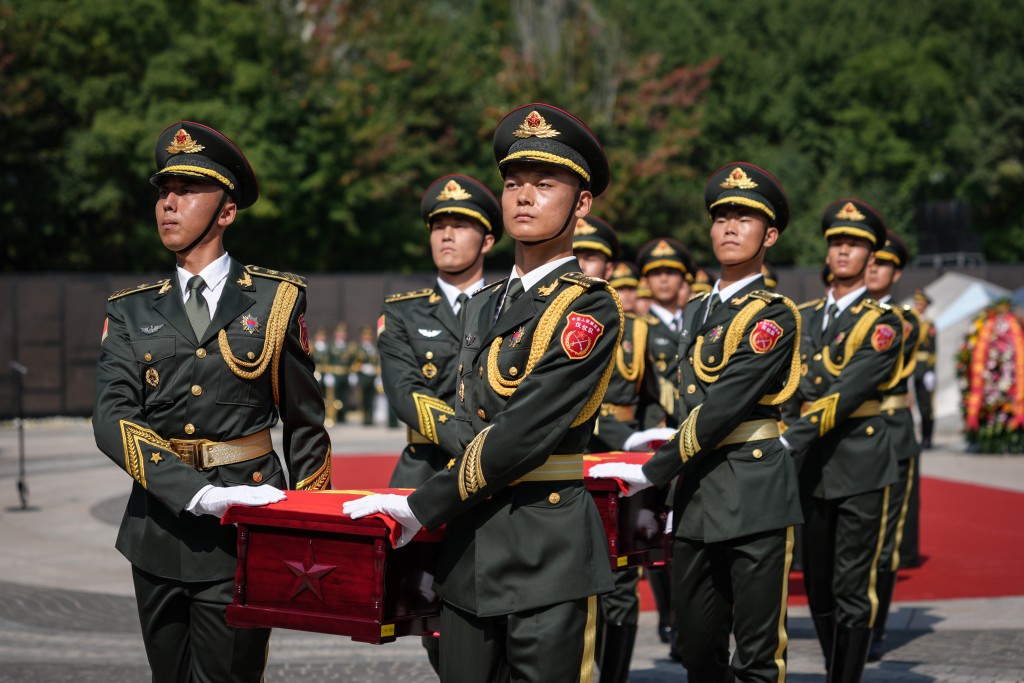 禮兵護送志願軍烈士棺槨走向瀋陽抗美援朝烈士陵園安葬地宮。 新華社