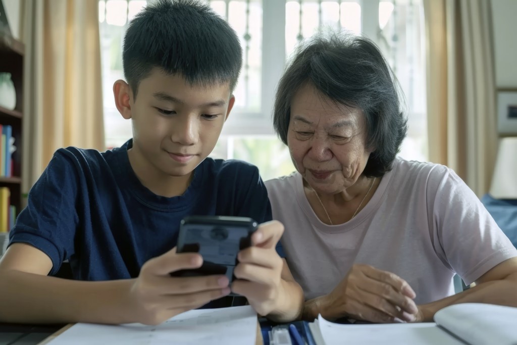 一位平時沉默寡言的男生，在為長者安裝產品時，眼神中流露出被認同的光芒。這種將「同理心」與「孝道」融入科技研發的過程，正是我校提倡「科技向善」的最佳體現。（示意圖）
