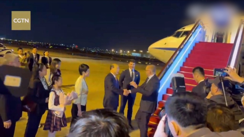 澳洲总理阿尔巴尼斯抵达上海虹桥机场。 CGTN