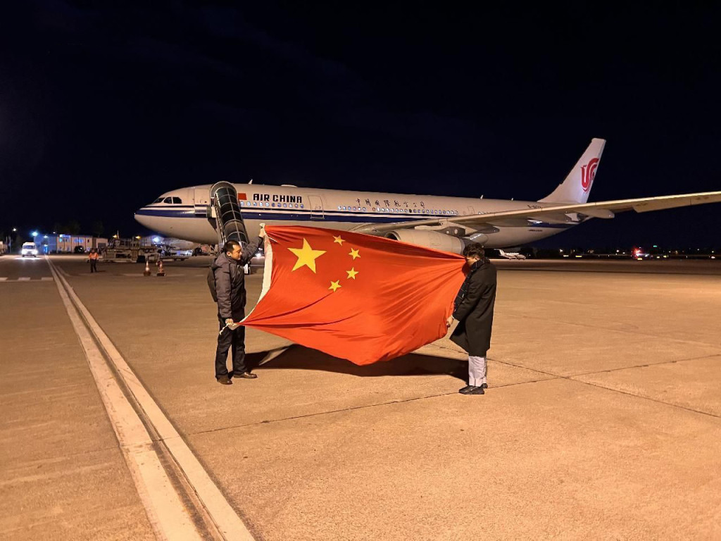 中國救援隊在土耳其南部城市阿達納市的機場留影。
