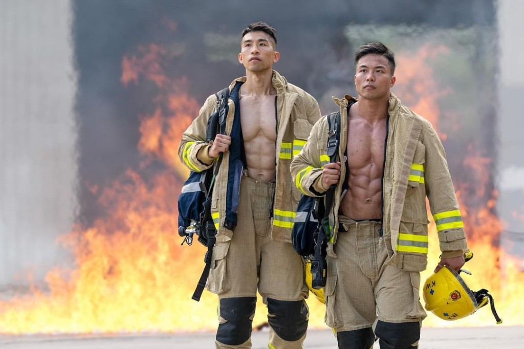 近日网上流传几张爆肌消防员照片，据悉会做成消防处2024年月历。图为入选照片。kasing_906@IG