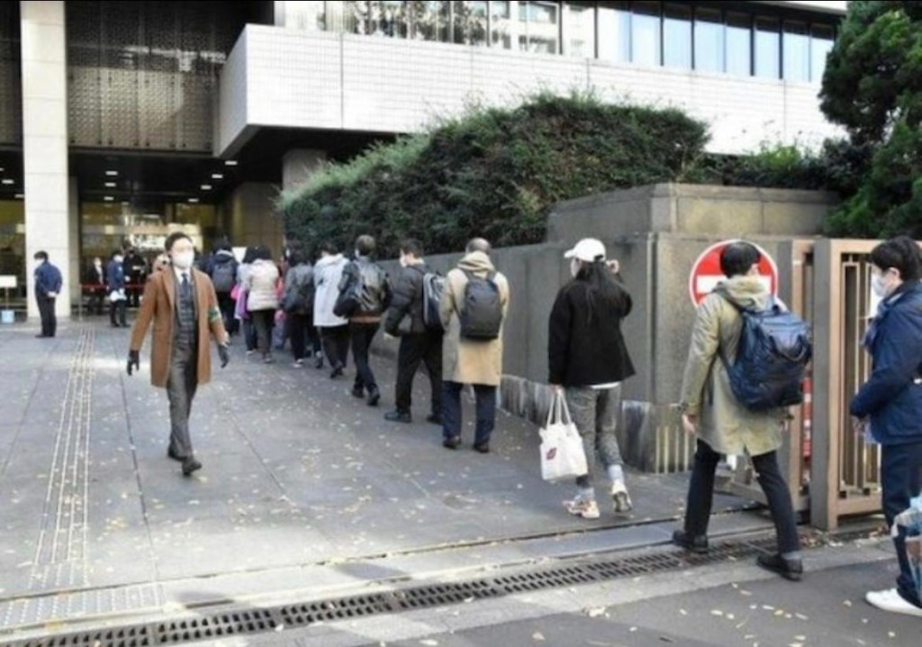 法院外有超過300名市民排隊,希望能入場旁聽。