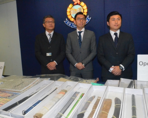 警方展示檢獲的證物。
