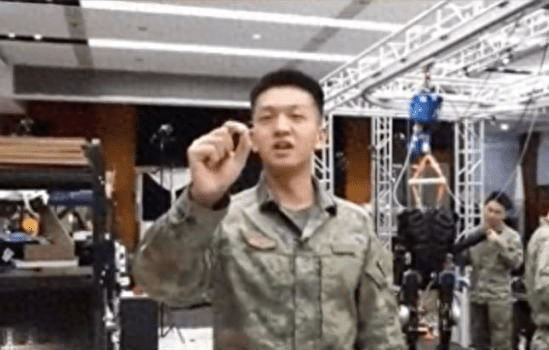 國防科技大學研究人員手持蚊子機械人。 國防科技大學研究人員手持蚊子機械人。