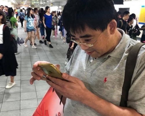 邱俊榮不斷致歉,又低頭刪除大量疑為偷拍照片。網圖