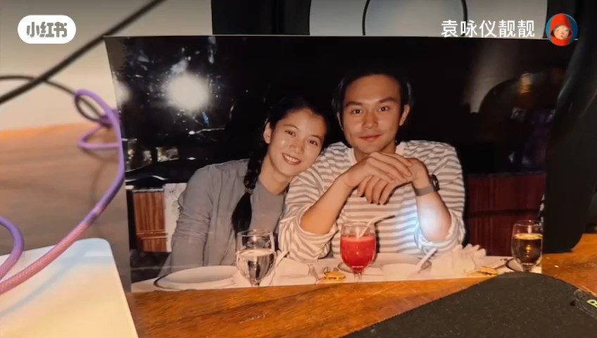 袁詠儀與張智霖1993年因合作電影《邊城浪子》結緣並互有好感。 袁詠儀與張智霖1993年因合作電影《邊城浪子》結緣並互有好感。