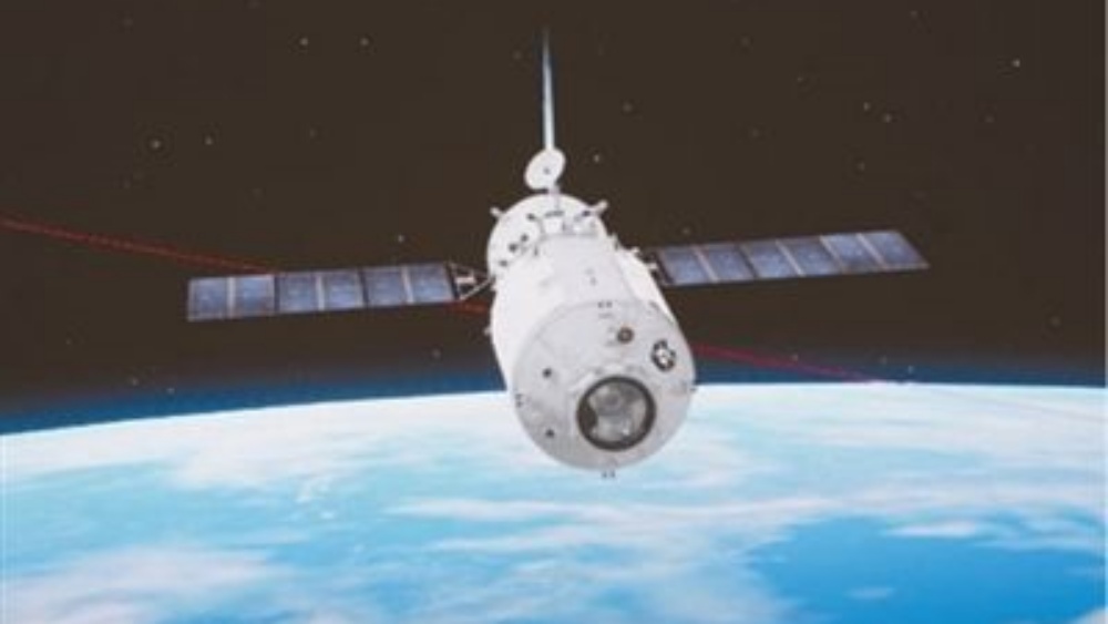 北京航天飞行控制中心拍摄的天舟二号货运飞船受控再入大气层任务模拟图像。