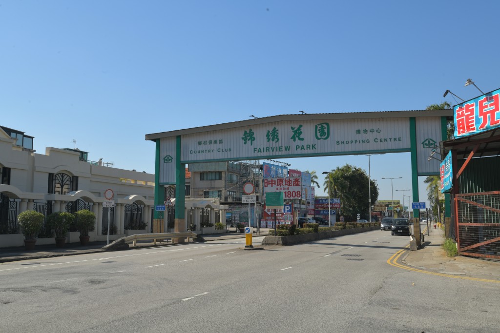 錦綉花園H段3街雙號屋新近以880萬元售出,原業主於1978年以約9.9萬元買入,持貨約48年轉售,帳面獲利870.1萬元,帳面賺幅逾87.88倍。 錦綉花園H段3街雙號屋新近以880萬元售出,原業主於1978年以約9.9萬元買入,持貨約48年轉售,帳面獲利870.1萬元,帳面賺幅逾87.88倍。