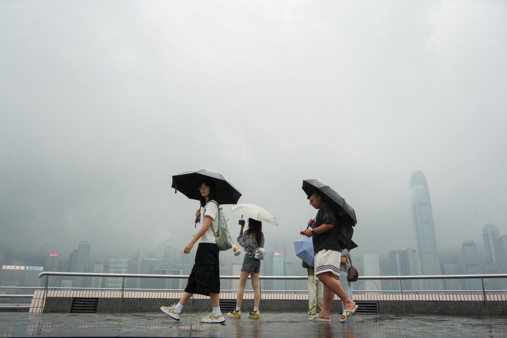 天氣持續有雨。 天氣持續有雨。