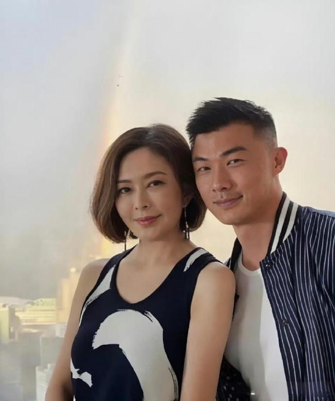 兩人在相識後短短數天內便頻繁密會，感情迅速升溫並火速發展為戀人關係。